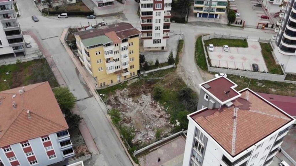 Fıkra gibi olay! Adresi karıştıran kepçe operatörü yanlış binayı yıktı